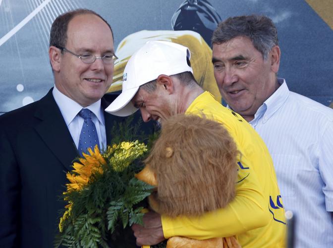 Sul palco anche il Principe Alberto di Monaco e Eddy Merckx. Reuters